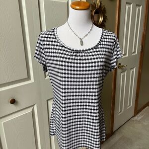 Worthington Fitted Black and White Short Sleeve Tee